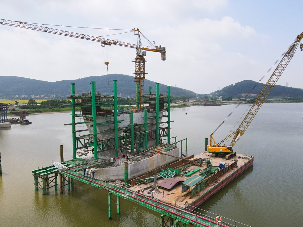 Cận cảnh hình hài cây cầu dây văng đầu tiên tại Bắc Giang sau gần 1 năm thi công