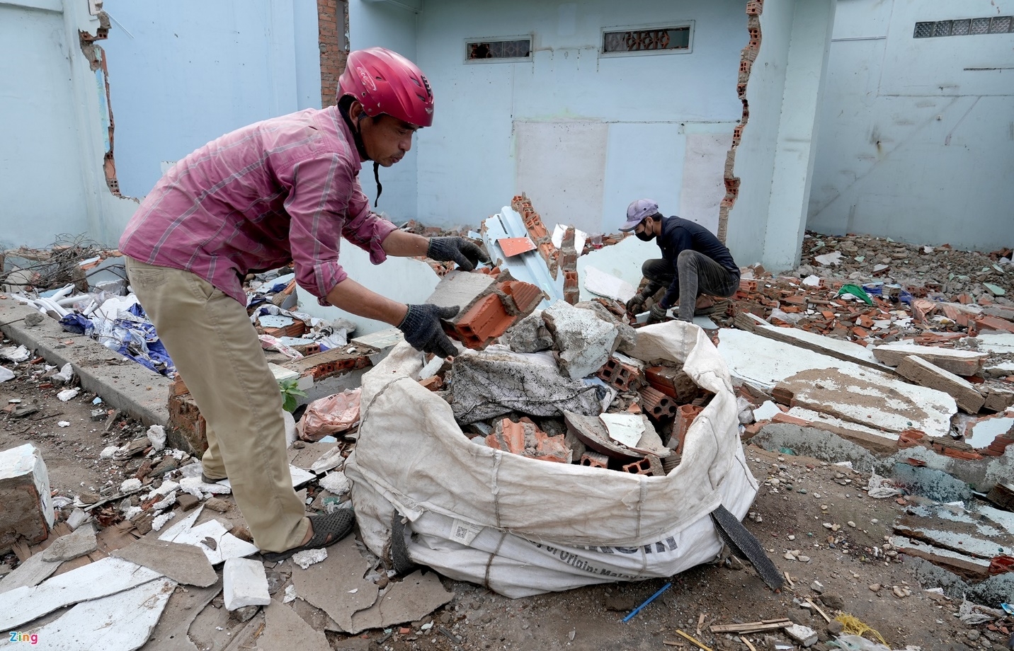 Người dân tháo dỡ nhà, giao mặt bằng thi công cầu 900 tỷ đồng ở TP.HCM