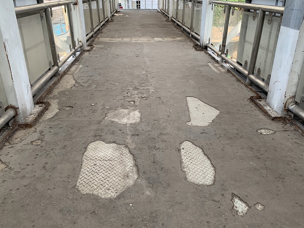 Hà Nội: Nhiều cầu vượt bộ hành xuống cấp, hư hỏng