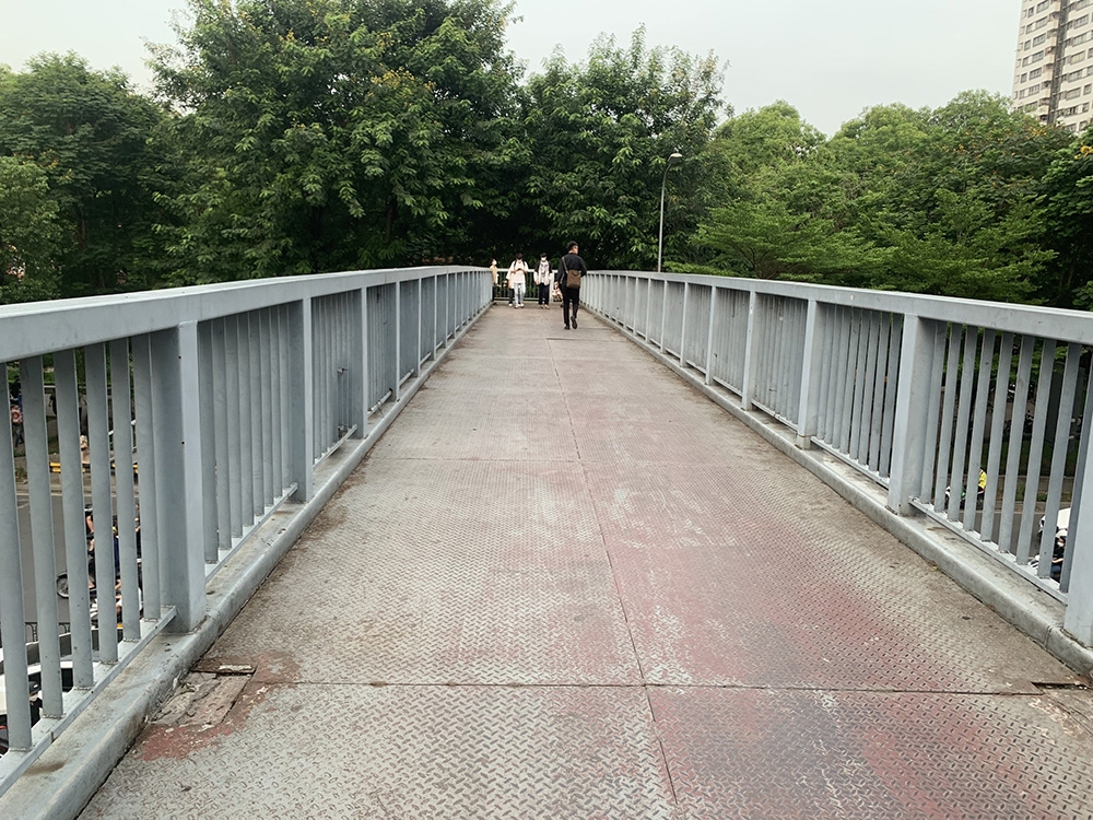 Hà Nội: Nhiều cầu vượt bộ hành xuống cấp, hư hỏng