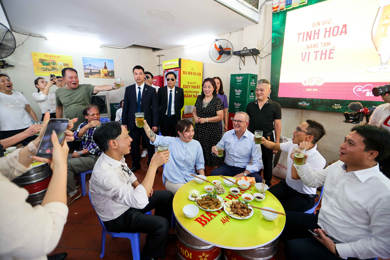 Phía sau cốc Bia hơi Hà Nội mà Thủ tướng Úc đã thưởng thức