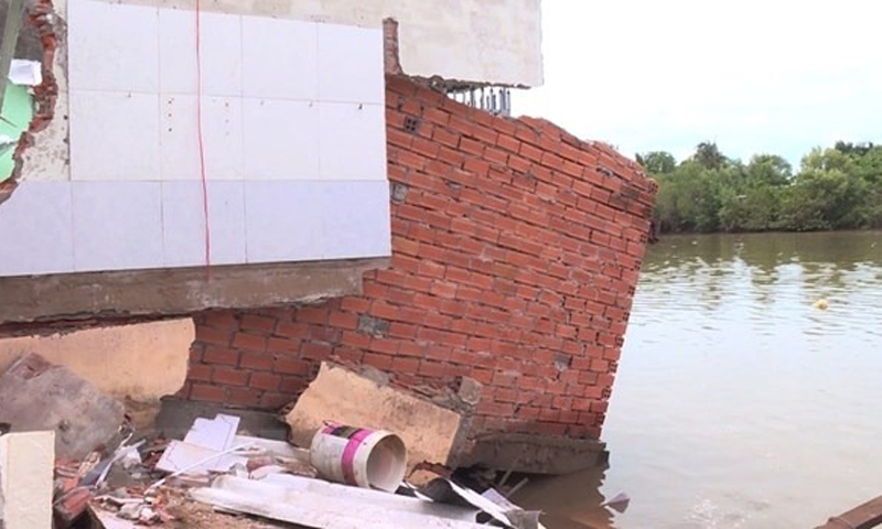 Bạc Liêu: 96 căn nhà bị sụt lún và nứt do sạt lở bờ sông nghiêm trọng