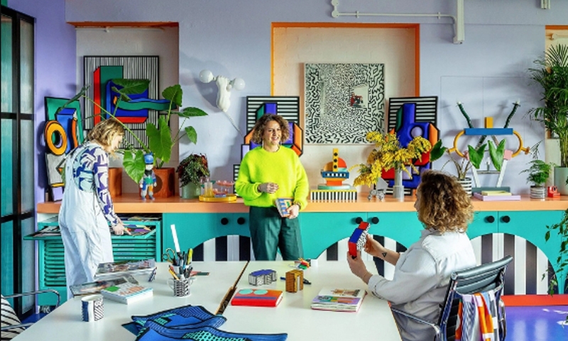 Chơi đùa với màu sắc, nữ nghệ sĩ biến căn phòng thường thành studio sặc sỡ