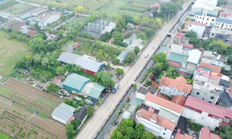 Hàng loạt công trình nhà ở kiên cố, nhà xưởng dọc đường Nguyễn Ý, xã Hồng Vân, huyện Thường Tín.
