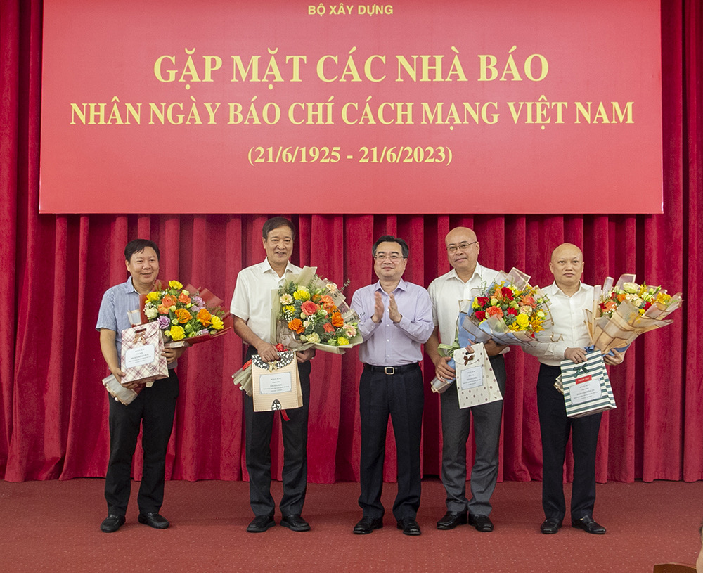 Minister Nguyen Thanh Nghi congratulates journalists in construction field