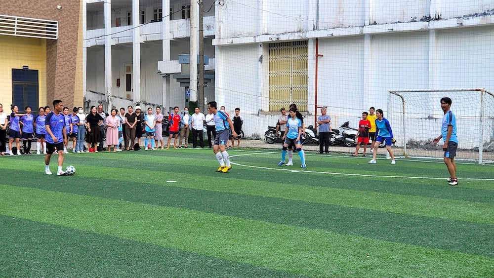Rộn tiếng cười tại trận giao hữu bóng đá giữa Ban Quản lý dự án đầu tư xây dựng các công trình giao thông tỉnh Quảng Ngãi và PTQ