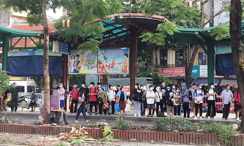 Hà Nội: Các trạm chờ xe buýt xuống cấp nghiêm trọng