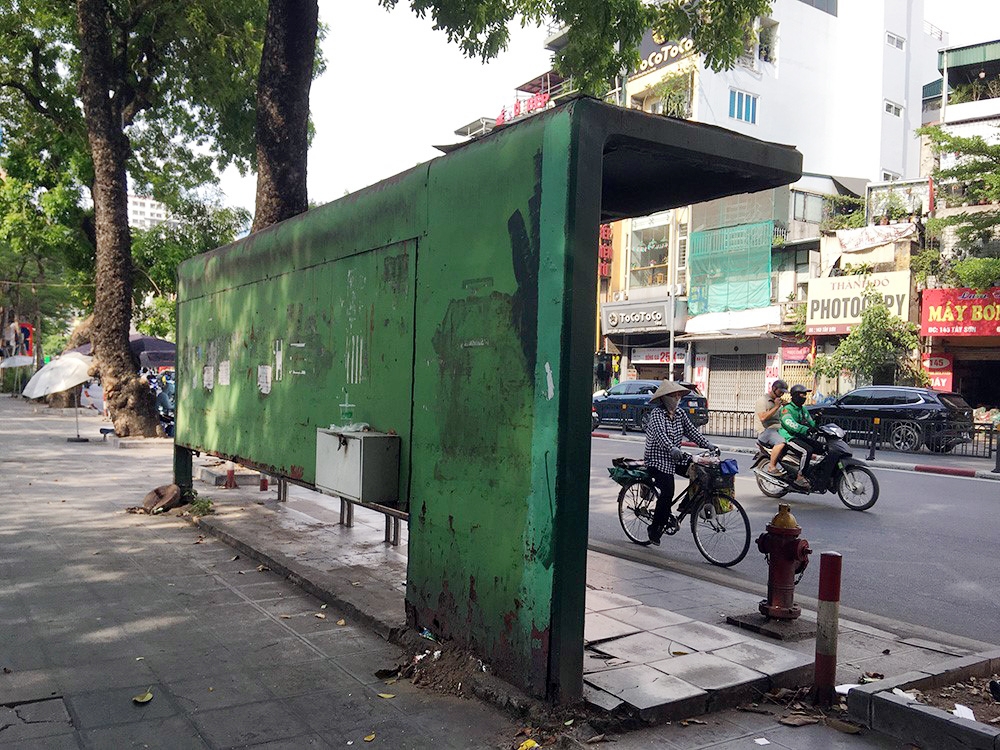 Hà Nội: Các trạm chờ xe buýt xuống cấp nghiêm trọng