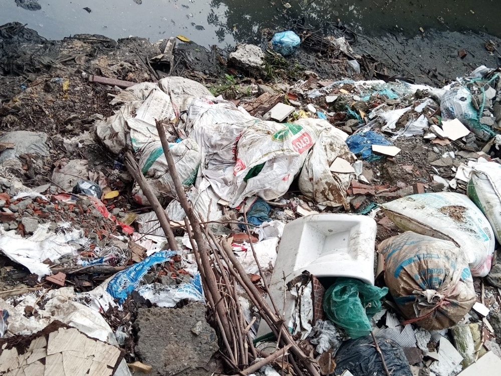 Hà Nội: Kênh mương ô nhiễm nặng nề, ngập trong rác thải