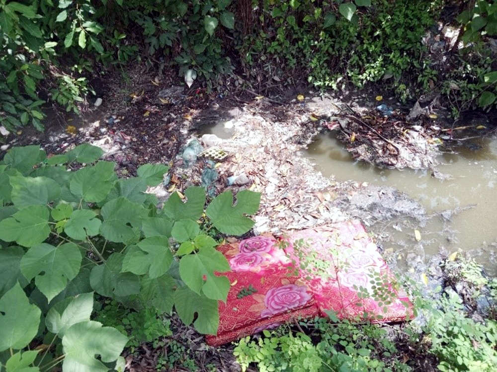 Hà Nội: Kênh mương ô nhiễm nặng nề, ngập trong rác thải
