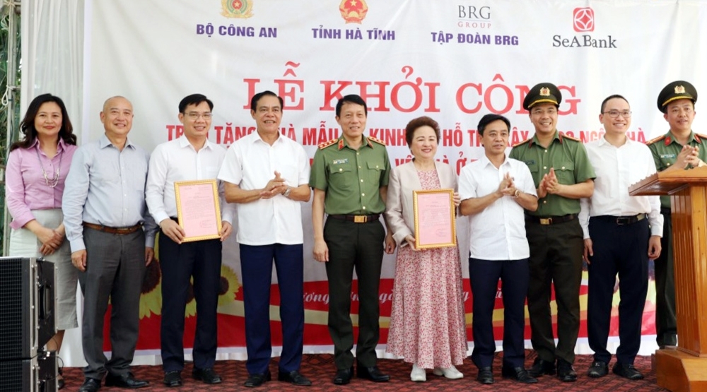 Bộ Công an trao kinh phí hỗ trợ xây dựng 1.000 căn nhà tặng các hộ nghèo ở Hà Tĩnh