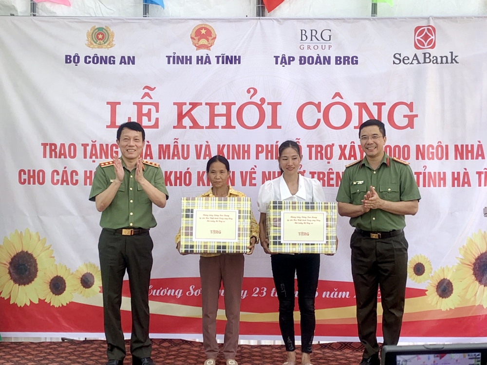 Bộ Công an trao kinh phí hỗ trợ xây dựng 1.000 căn nhà tặng các hộ nghèo ở Hà Tĩnh