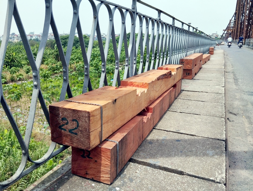 Hà Nội: Cận cảnh công nhân đường sắt “đội nắng” duy tu cầu Long Biên
