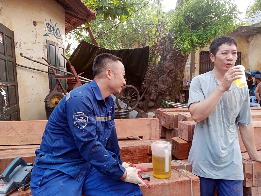 Hà Nội: Cận cảnh công nhân đường sắt “đội nắng” duy tu cầu Long Biên