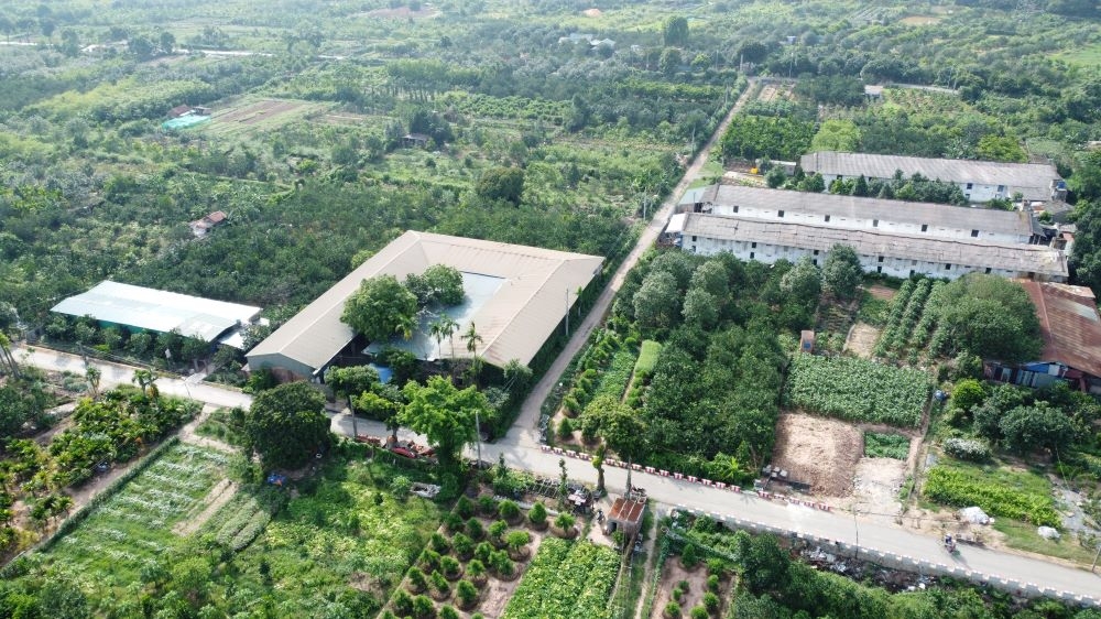 Tại khu vực đất bãi thuộc tổ dân phố 9, phường Yên Nghĩa, có hàng loạt nhà xưởng xây dựng trên đất nông nghiệp.
