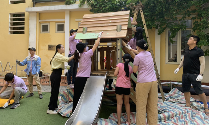 Bàn giao sân chơi hòa nhập cho trẻ em khiếm thị trường PTCS Nguyễn Đình Chiểu