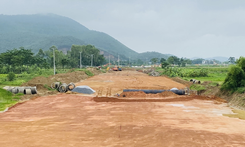 Thanh Hoá: Trộn đất đổ đi với đất núi để đắp đường là thí nghiệm và thi công thử