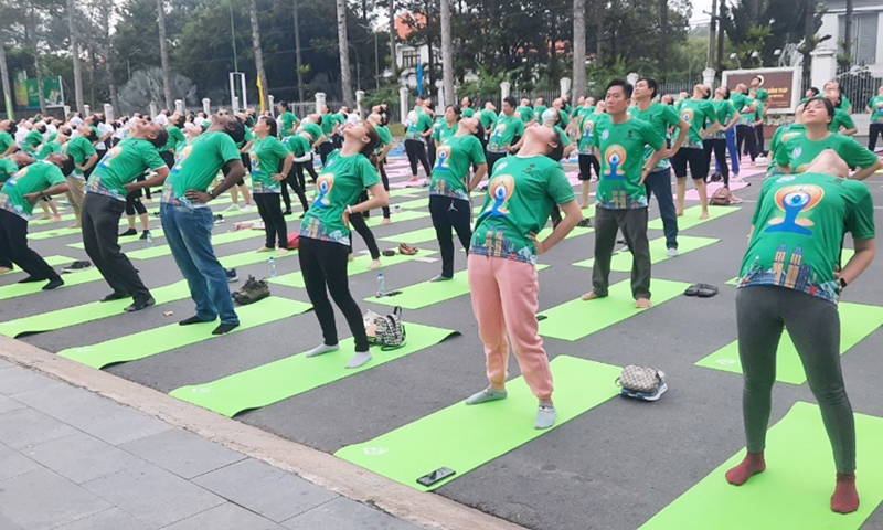 Đồng Tháp: 500 người tham gia đồng diễn Ngày quốc tế Yoga “Một thế giới, một sức khỏe chung”