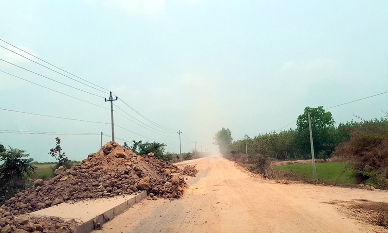 Ea Súp (Đắk Lắk): Cận cảnh đường bê tông chưa làm xong đã nứt nẻ, hư hỏng