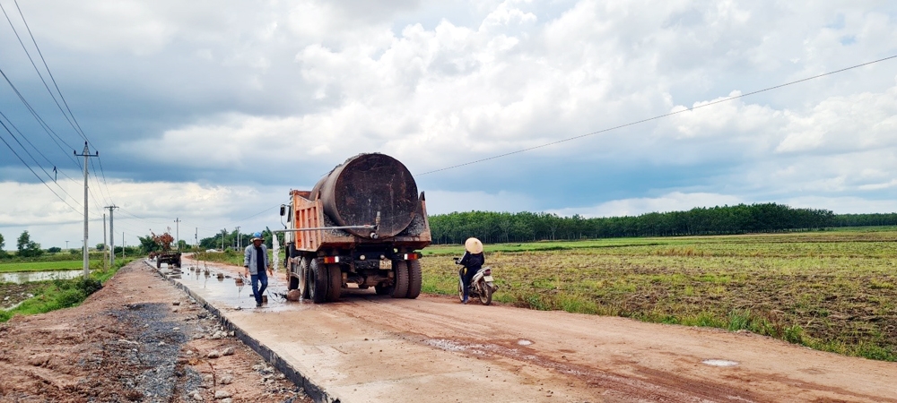 Ea Súp (Đắk Lắk): Cận cảnh đường bê tông chưa làm xong đã nứt nẻ, hư hỏng