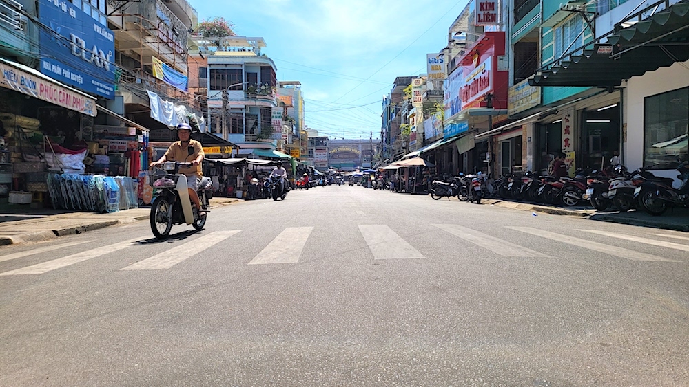 Thành phố Quảng Ngãi chi trăm tỷ làm mới mặt đường, thay đèn tín hiệu giao thông