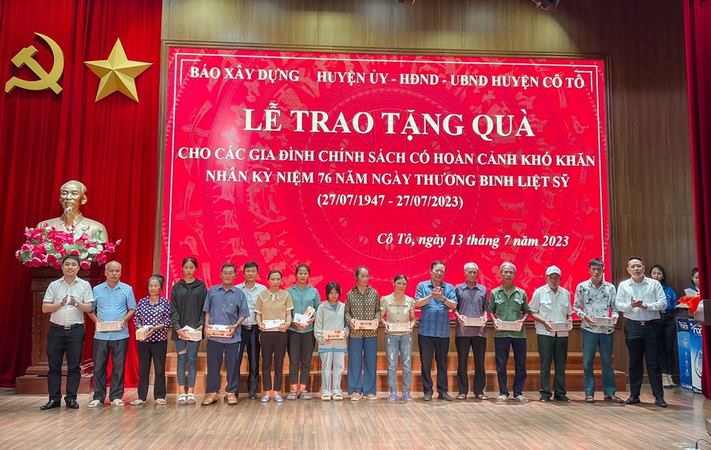Báo Xây dựng trao tặng quà gia đình chính sách có hoàn cảnh khó khăn ở huyện Cô Tô