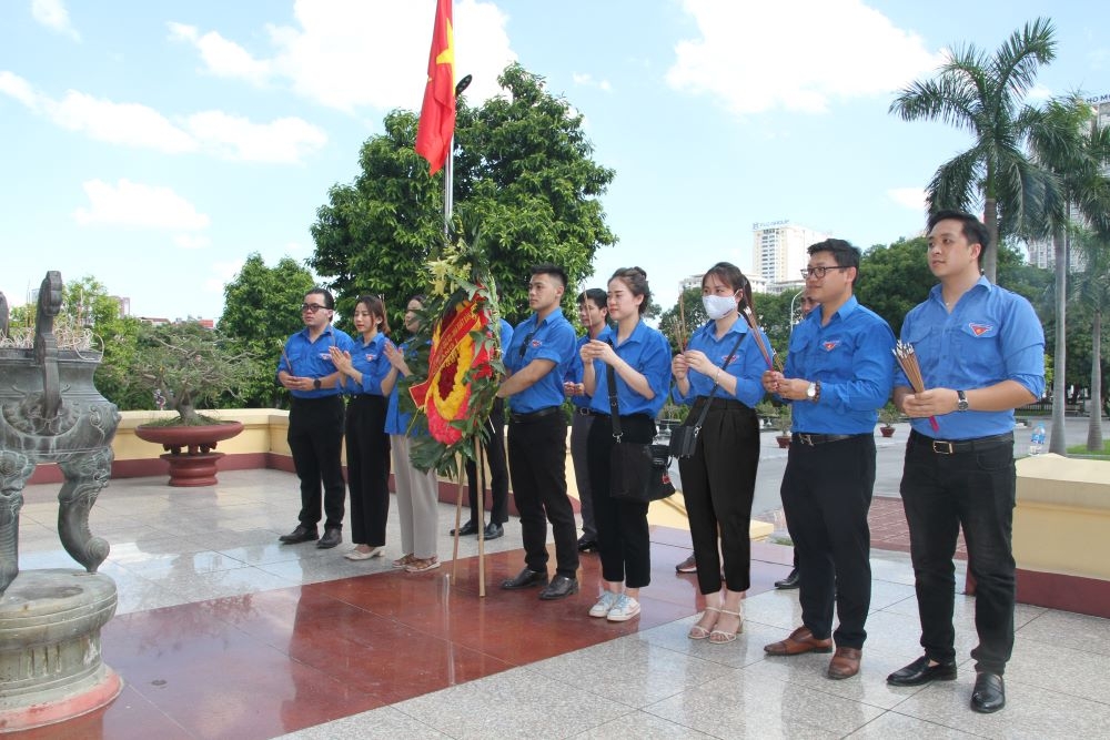 Tuổi trẻ Bộ Xây dựng dâng hương tưởng nhớ các anh hùng liệt sỹ tại Nghĩa trang Mai Dịch