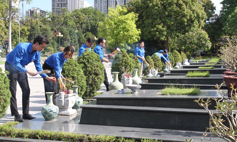 Tuổi trẻ Bộ Xây dựng dâng hương tưởng nhớ các anh hùng liệt sỹ tại Nghĩa trang Mai Dịch