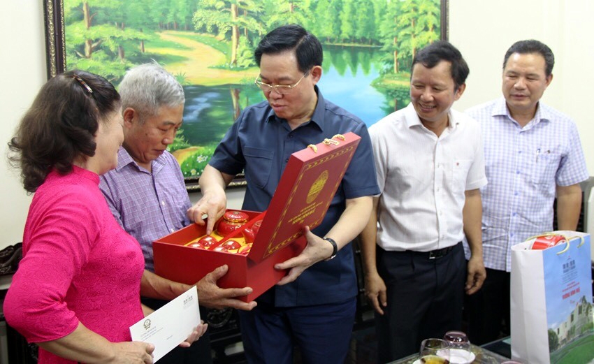 Chủ tịch Quốc hội Vương Đình Huệ dâng hương viếng các anh hùng liệt sỹ tại Thừa Thiên - Huế