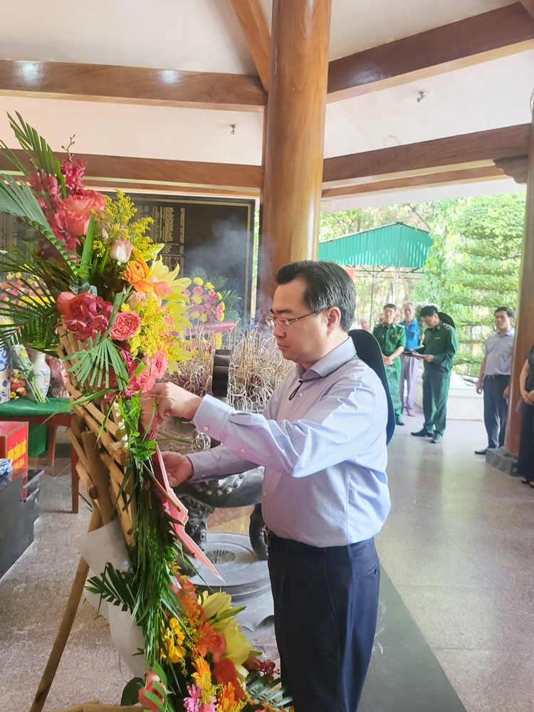 Bộ trưởng Nguyễn Thanh Nghị dâng hương tại các địa chỉ đỏ Hà Tĩnh