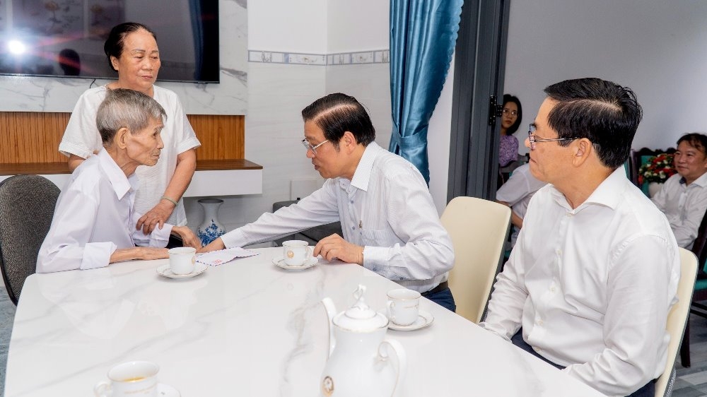 Trưởng Ban Nội chính Trung ương và lãnh đạo tỉnh Bà Rịa – Vũng Tàu thăm, tặng quà các gia đình chính sách