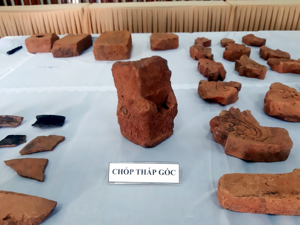 Bình Định: Nhiều hiện vật cổ được phát hiện tại phế tích tháp Đại Hữu