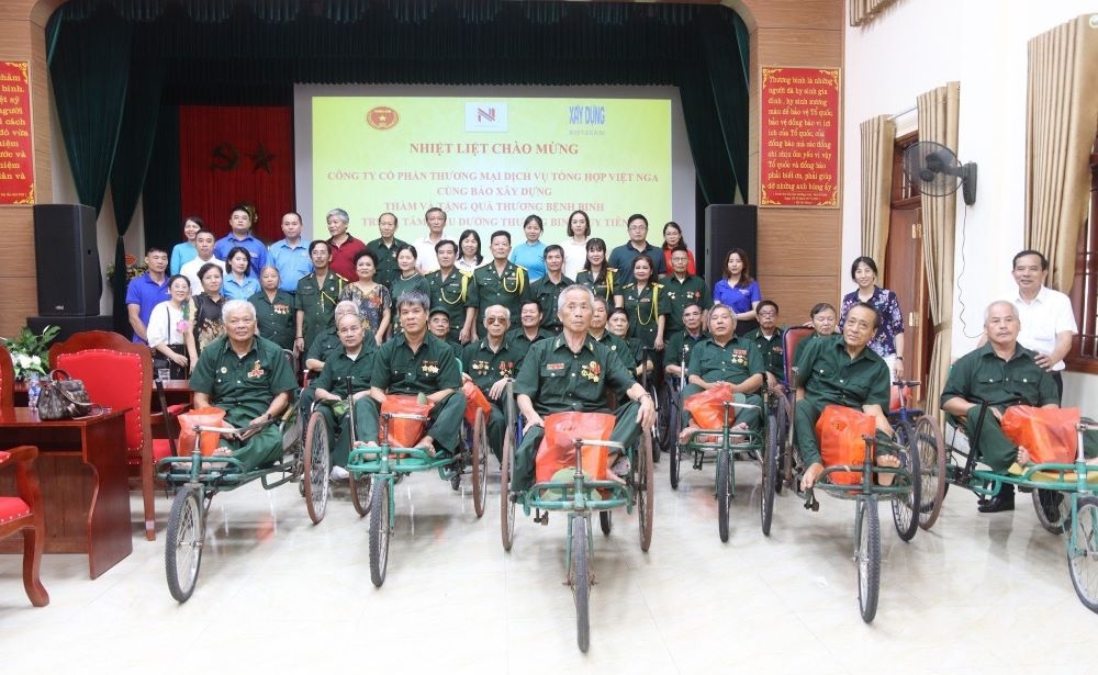 Báo Xây dựng và Công ty Cổ phần Thương mại Dịch vụ Tổng hợp Việt Nga thăm tặng quà thương binh tại Trung tâm điều dưỡng thương binh Duy Tiên