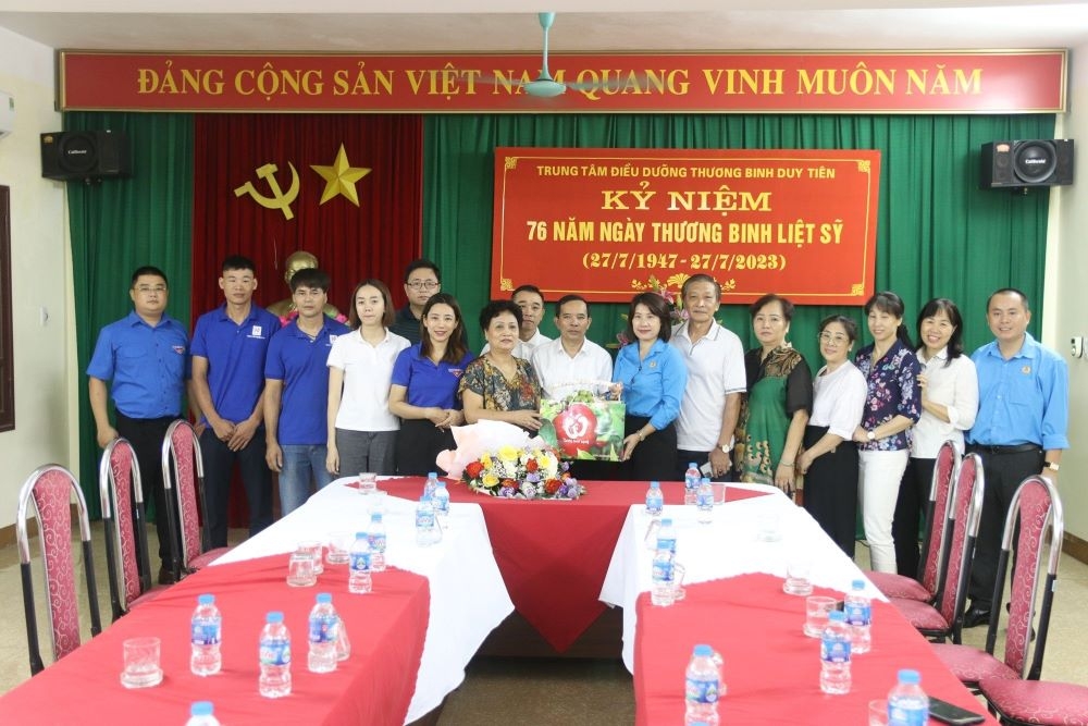 Báo Xây dựng và Công ty Cổ phần Thương mại Dịch vụ Tổng hợp Việt Nga thăm tặng quà thương binh tại Trung tâm điều dưỡng thương binh Duy Tiên