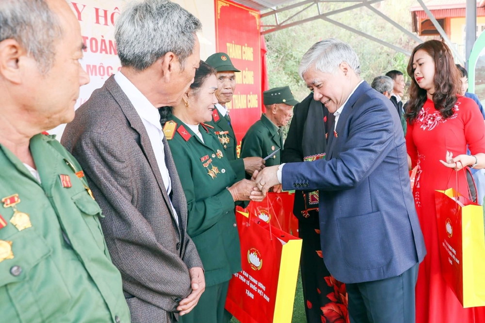 Lãnh đạo Ủy ban Mặt trận Tổ quốc Việt Nam trao quà cho các gia đình người có công với cách mạng trên địa bàn huyện Mộc Châu, Sơn La (ảnh: T/L).