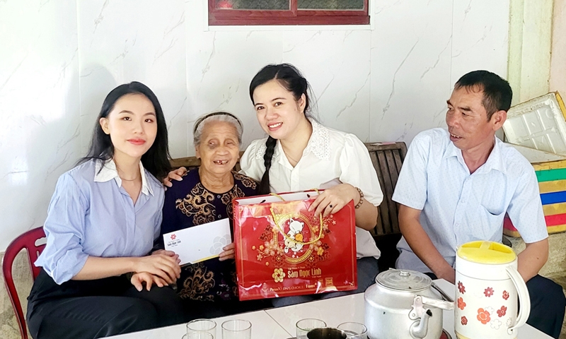Báo Xây dựng đồng hành cùng Tập đoàn Y dược Sâm Ngọc Linh Việt Nam thăm, tặng quà gia đình chính sách tại Hà Tĩnh
