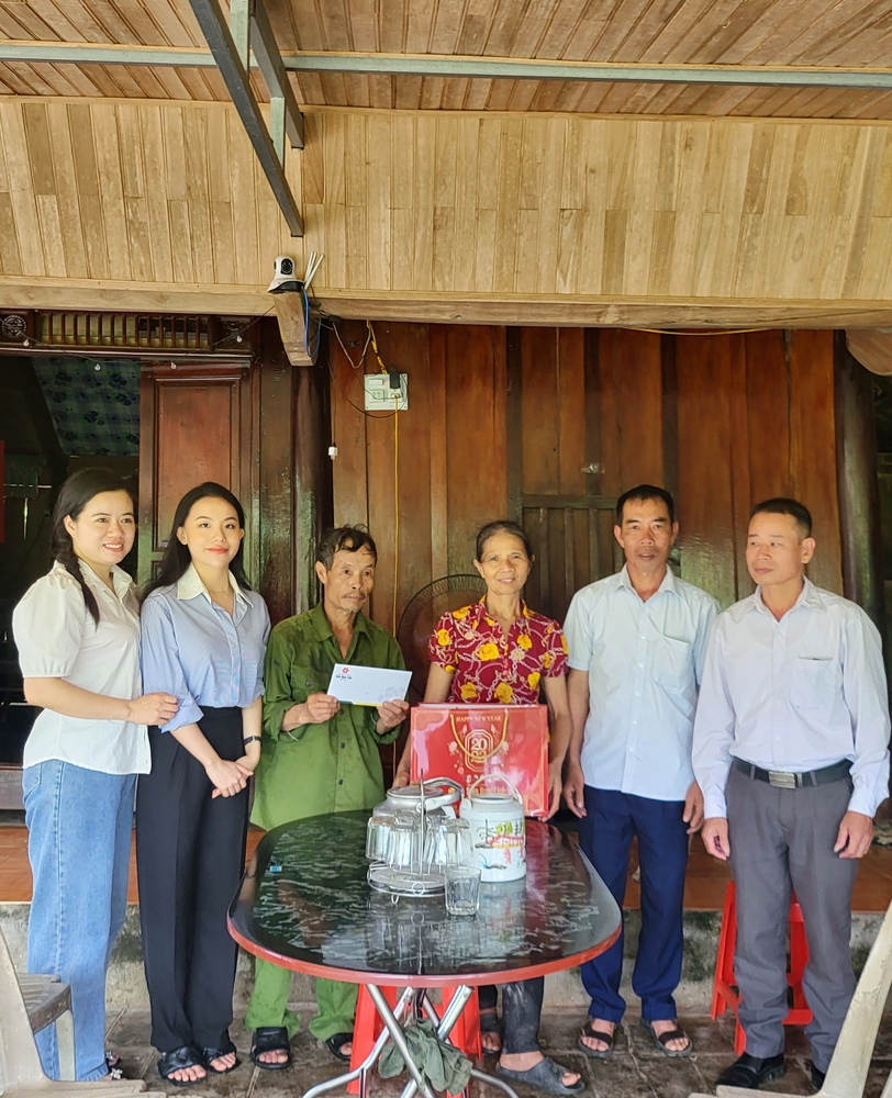 Báo Xây dựng đồng hành cùng Tập đoàn Y dược Sâm Ngọc Linh Việt Nam thăm, tặng quà gia đình chính sách tại Hà Tĩnh