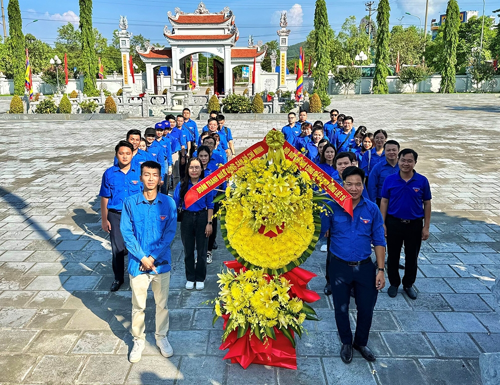Đoàn Thanh niên Bộ Xây dựng thăm, tặng quà các Mẹ Việt Nam anh hùng