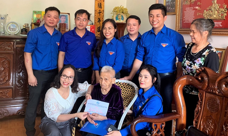 Đoàn Thanh niên Bộ Xây dựng thăm, tặng quà các Mẹ Việt Nam anh hùng