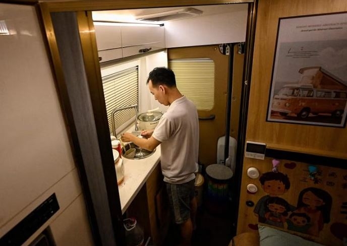 Giá nhà đắt đỏ, giới trẻ Trung Quốc chọn sống trong ‘nhà xe’