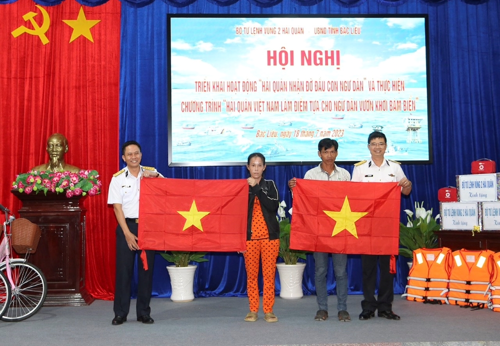 Bộ Tư lệnh Vùng 2 Hải quân nhận đỡ đầu con ngư dân có hoàn cảnh khó khăn tại Trà Vinh