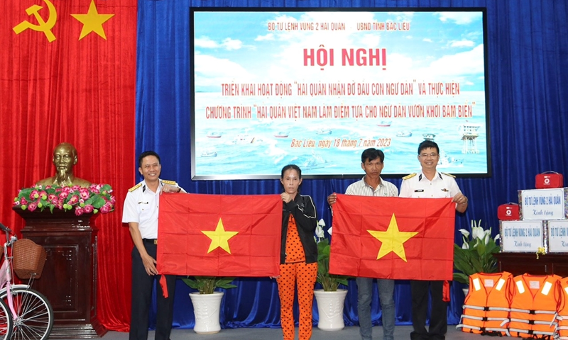 Bộ Tư lệnh Vùng 2 Hải quân nhận đỡ đầu con ngư dân có hoàn cảnh khó khăn tại Trà Vinh