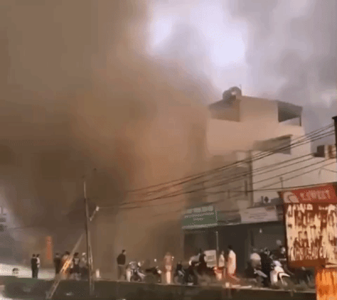 Hà Nội: Cháy lớn tại 2 nhà xưởng mây tre đan và đệm mút