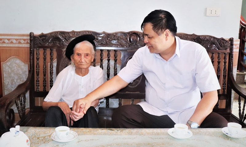 Vĩnh Yên (Vĩnh Phúc): Thăm, tặng quà Mẹ Việt Nam anh hùng và các thương binh ở phường Đồng Tâm