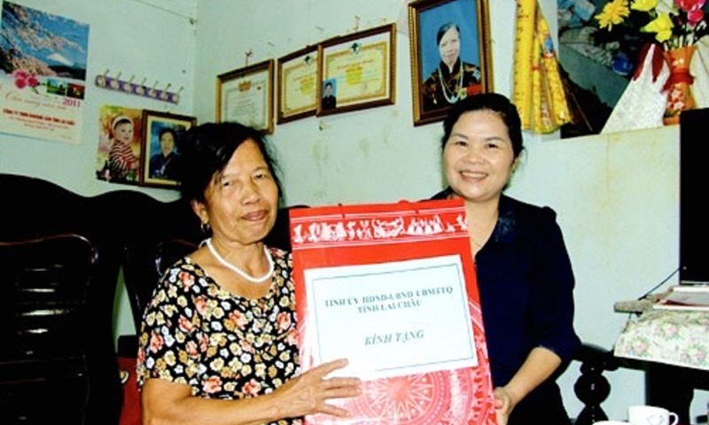 Đồng chí Giàng Páo Mỷ - Ủy viên Trung ương Đảng, Bí thư tỉnh ủy, Chủ tịch HĐND tỉnh Lai Châu, trao quà cho gia đình chính sách.