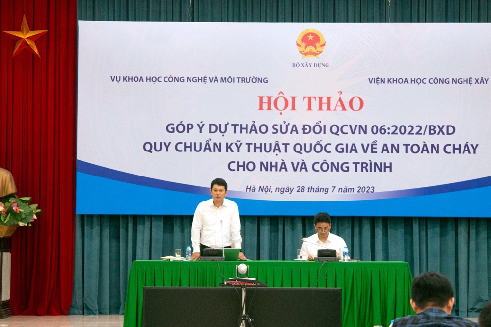 Viện trưởng Viện Khoa học công nghệ xây dựng Nguyễn Hồng Hải điều hành phần đóng góp ý kiến.