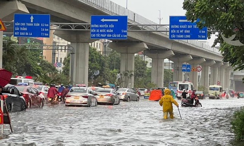 Vì sao nhiều tuyến phố Hà Nội ngập nặng sau mưa chiều 31/7?