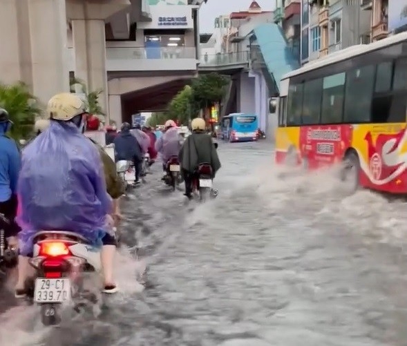 Vì sao nhiều tuyến phố Hà Nội ngập nặng sau mưa chiều 31/7?