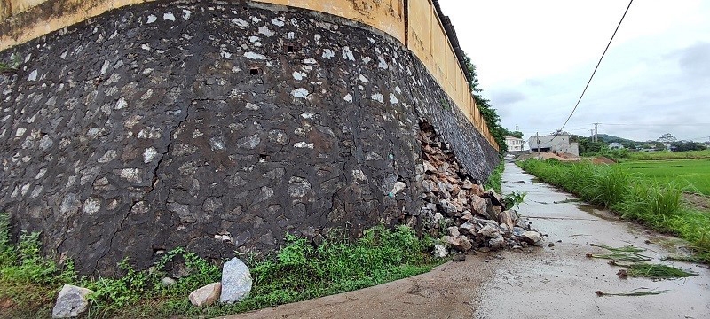 Thái Nguyên: Sạt lở công trình chân kè đá tường rào trường THPT Điềm Thụy