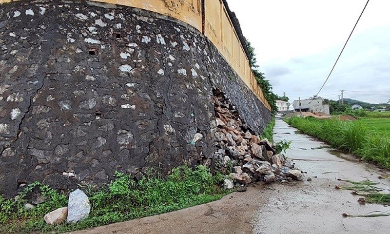 Thái Nguyên: Sạt lở công trình chân kè đá tường rào trường THPT Điềm Thụy